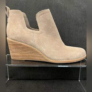 Tom’s Kallie Suede Wedge Boot New